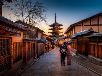 Geisha in Kyoto, pagoda tower