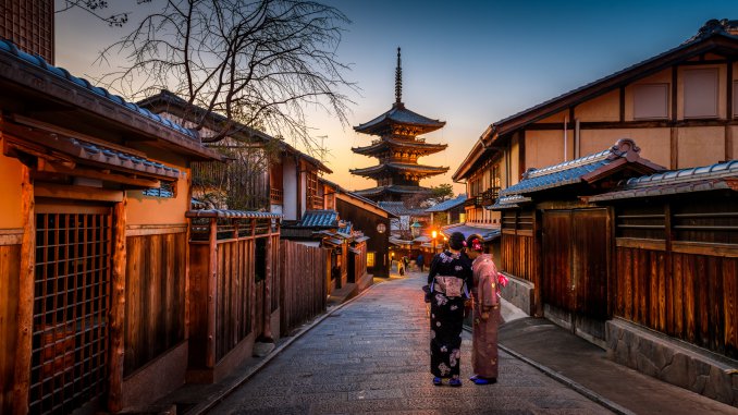 Geisha in Kyoto, pagoda tower Geisha in Kyoto, pagoda tower