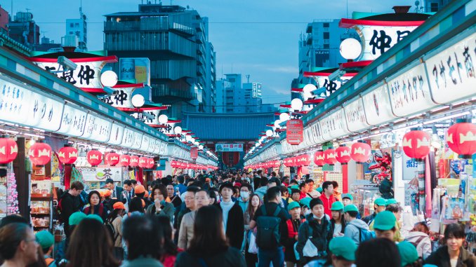Des foules de gens dans Tokyo bondé Des foules de gens de Tokyo