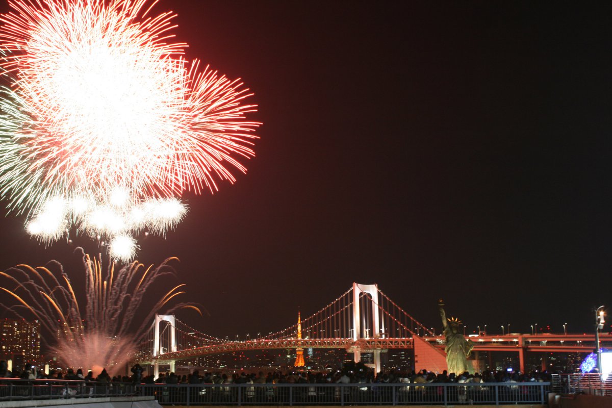 Rainbow bridge tokyo fireworks