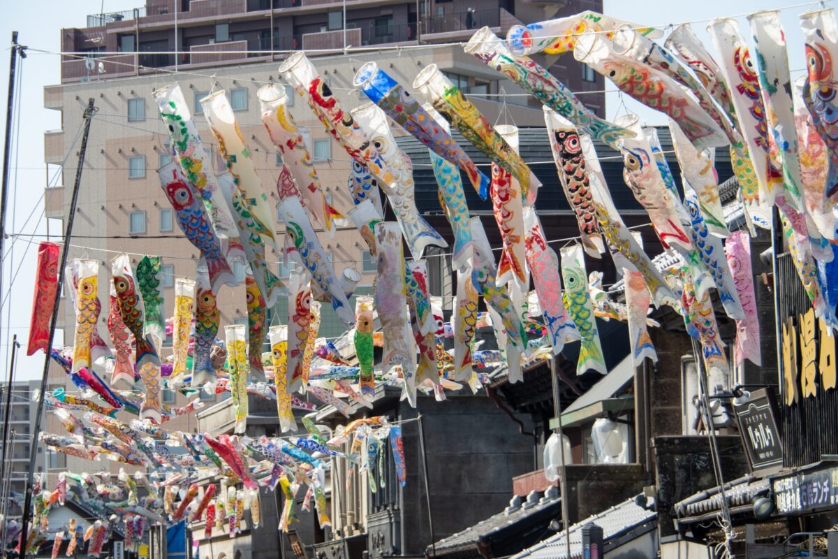 ciudad japón koi banderas