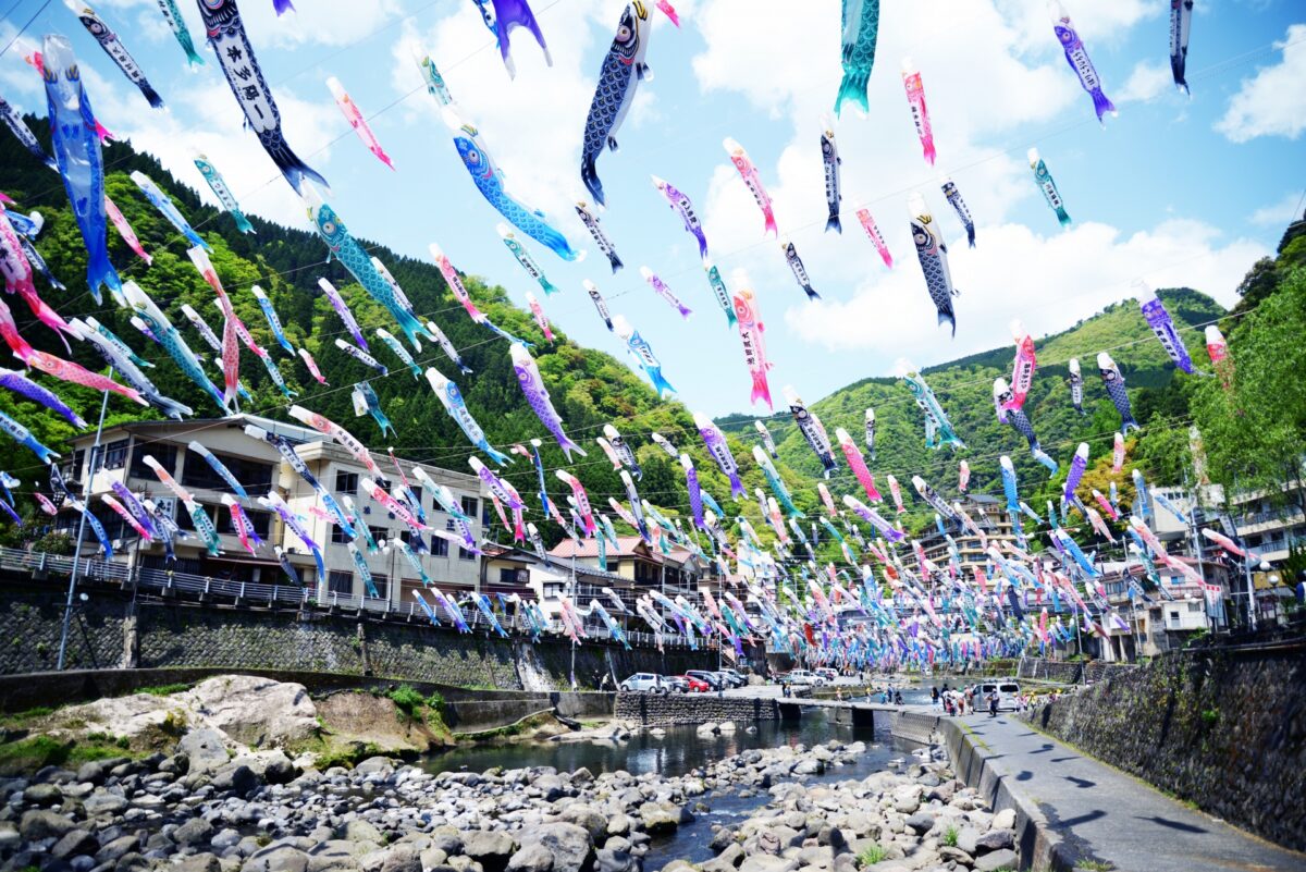 Japans Kindertag mit Fischfahnen