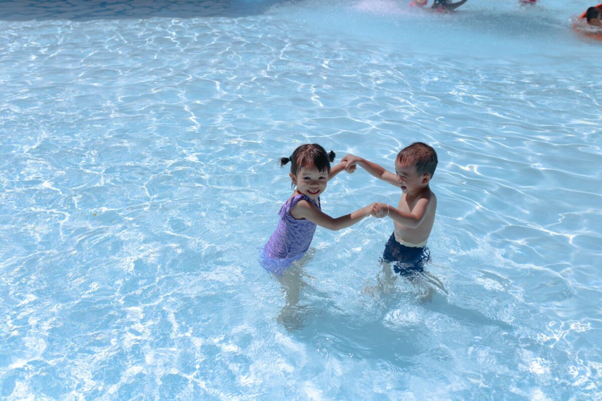 Enfants jouant dans la piscine