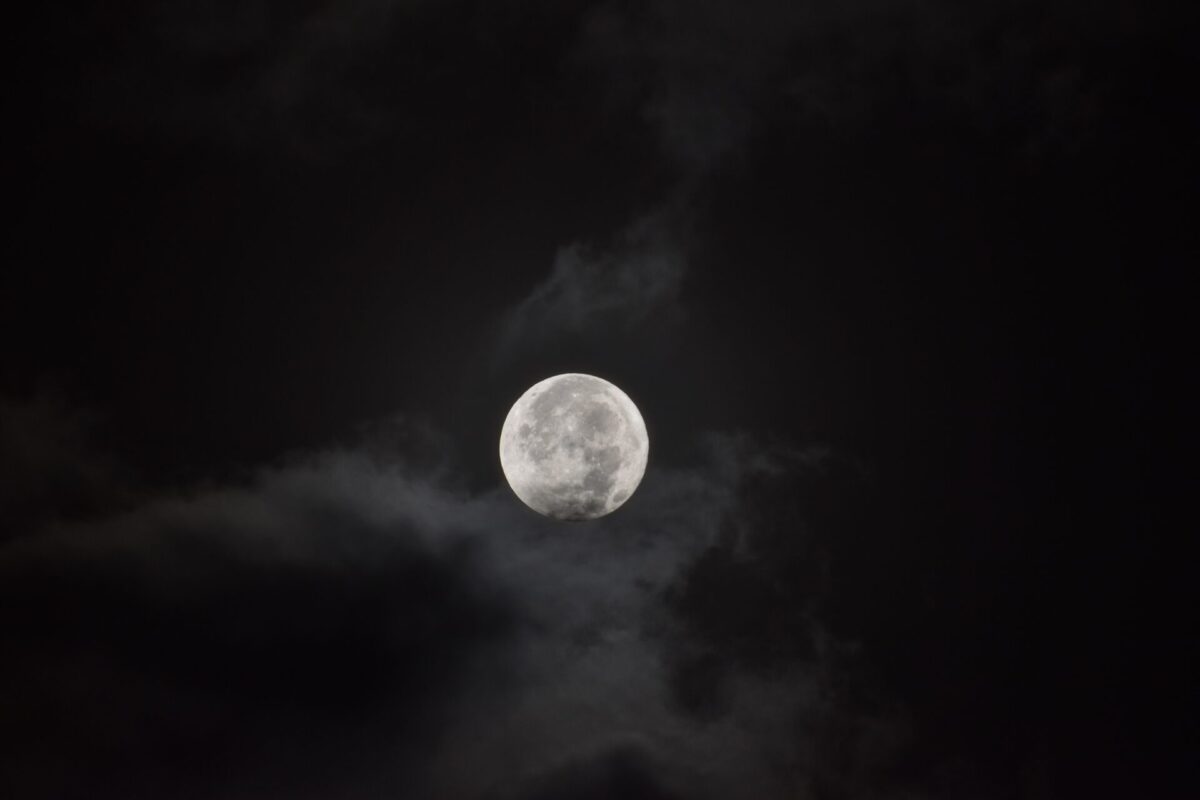 Lune dans le ciel noir