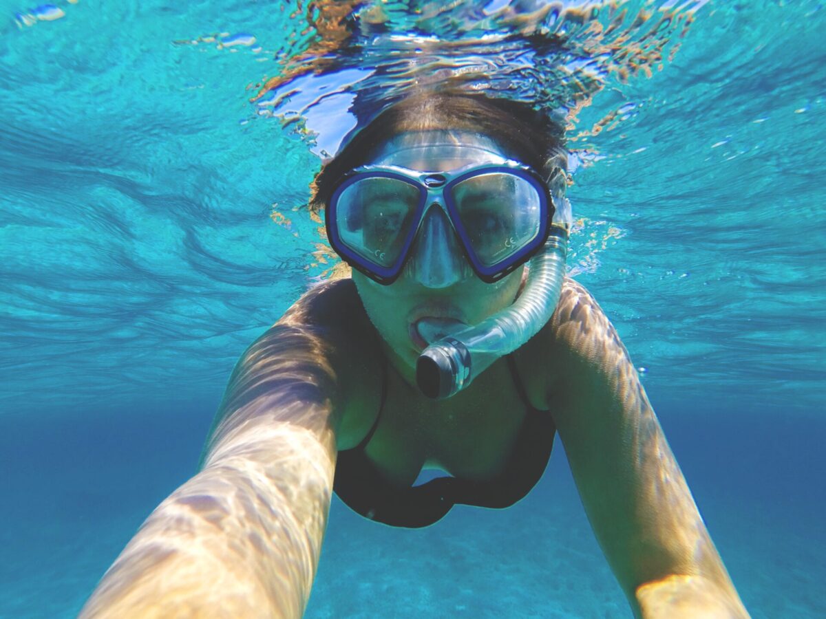 Snorkeler en eau claire