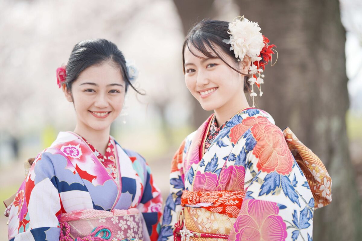 Girls in kimono with floral patterns 2
