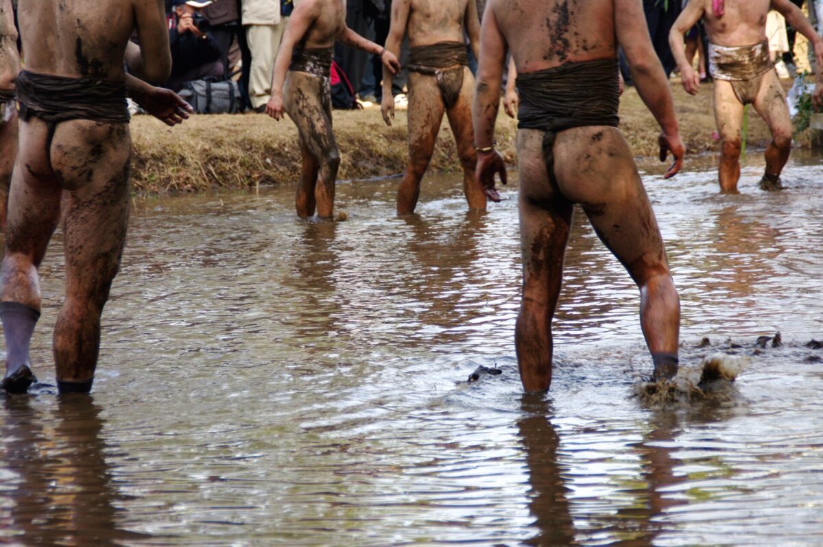 Hommes en pagnes pour le festival hadaka