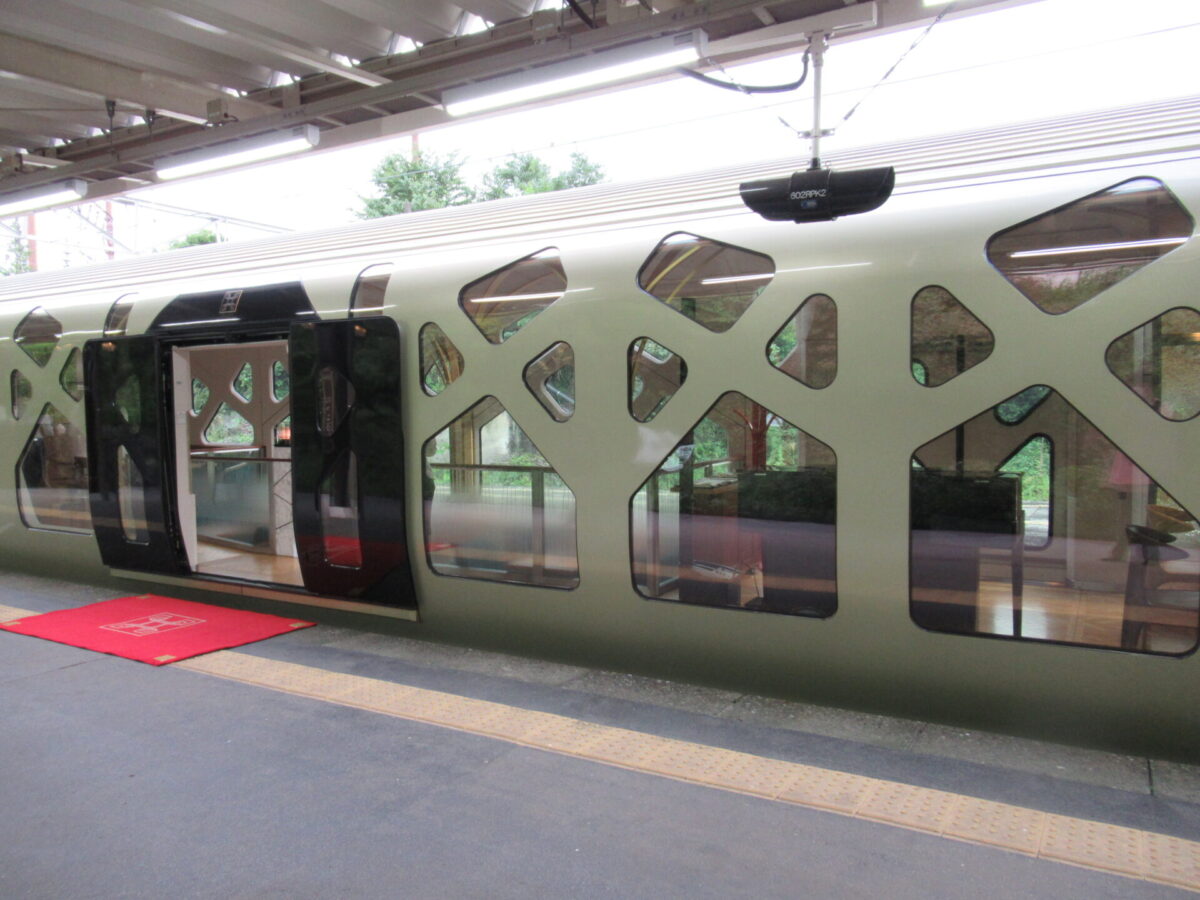 Train Suite Shiki-Shima