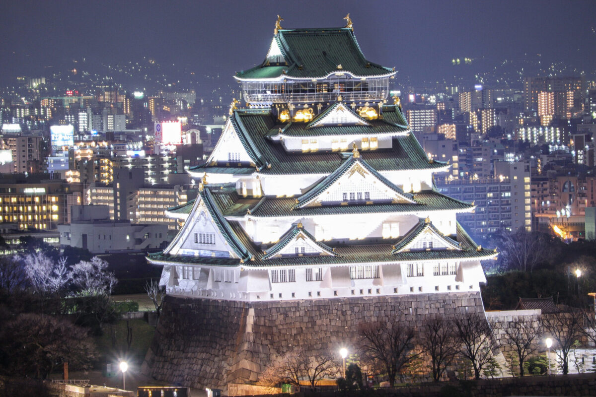 Osaka Castle at night