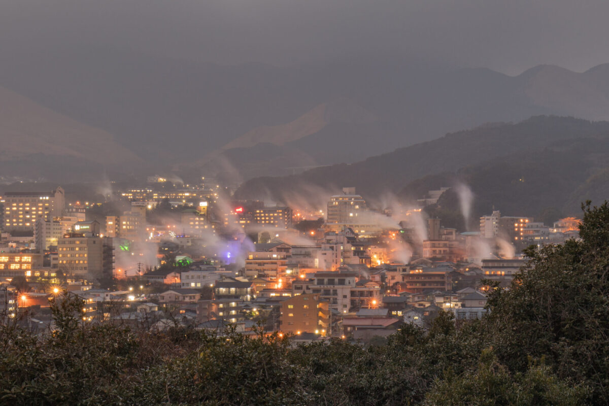 Vue nocturne de Beppu avec de la vapeur