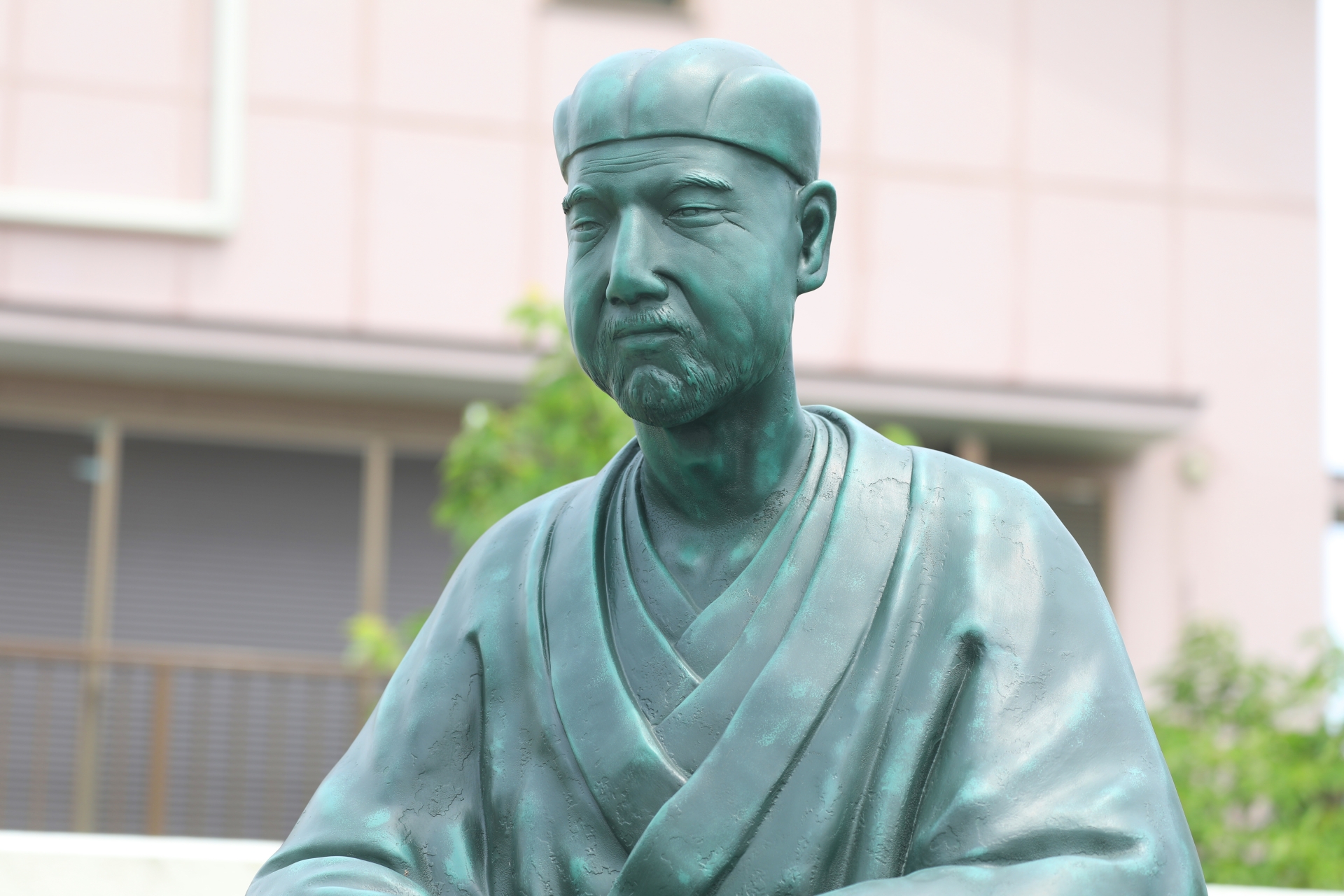 a-statue-with-the-words-17-important-japanese-historical-figures